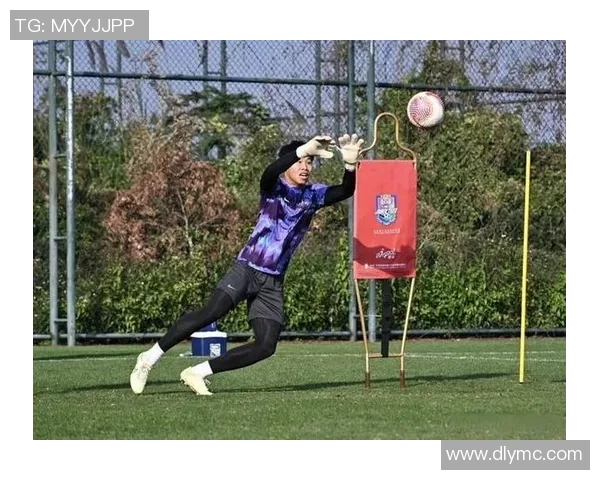 男足球明星的儿子崭露头角未来可期引发媒体热议与关注