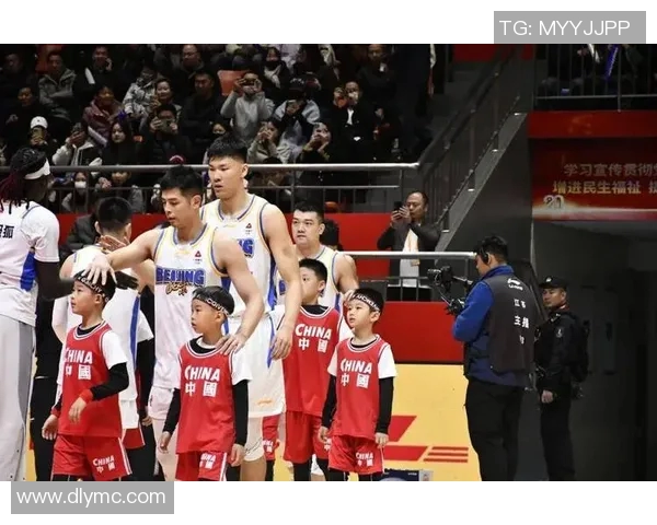 篮球足球明星萌娃齐聚一堂展现运动魅力与童趣无限的精彩瞬间